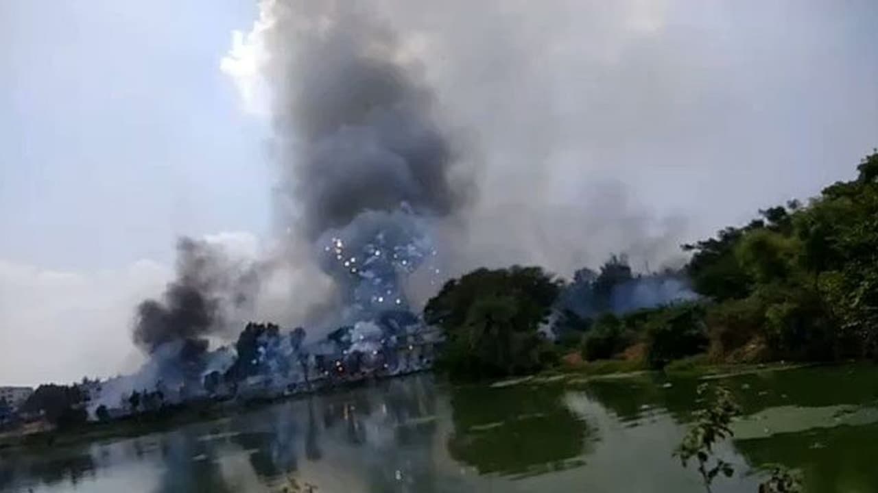 மைசூர் ஹெப்பல் பட்டாசு ஆலையில் விபத்து! தீயை அணைக்கும் முயற்சி தீவிரம் மைசூர் ஹெப்பல் பட்டாசு ஆலையில் விபத்து! தீயை அணைக்கும் முயற்சி தீவிரம்