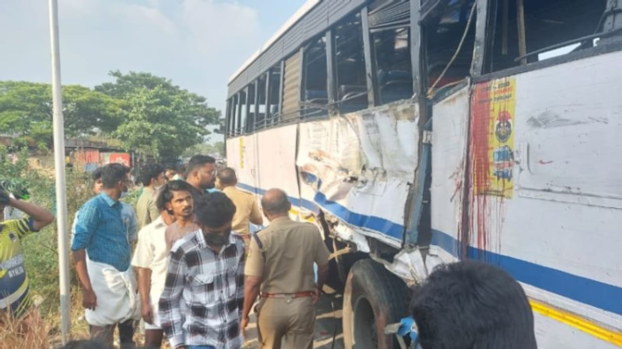പാലക്കാട് കെഎസ്ആർടിസി ബസുകൾ കൂട്ടിയിടിച്ചു, ഒരാൾ മരിച്ചു; ആറ് പേർക്ക് പരിക്കേറ്റു പാലക്കാട് കെഎസ്ആർടിസി ബസുകൾ കൂട്ടിയിടിച്ചു, ഒരാൾ മരിച്ചു; ആറ് പേർക്ക് പരിക്കേറ്റു