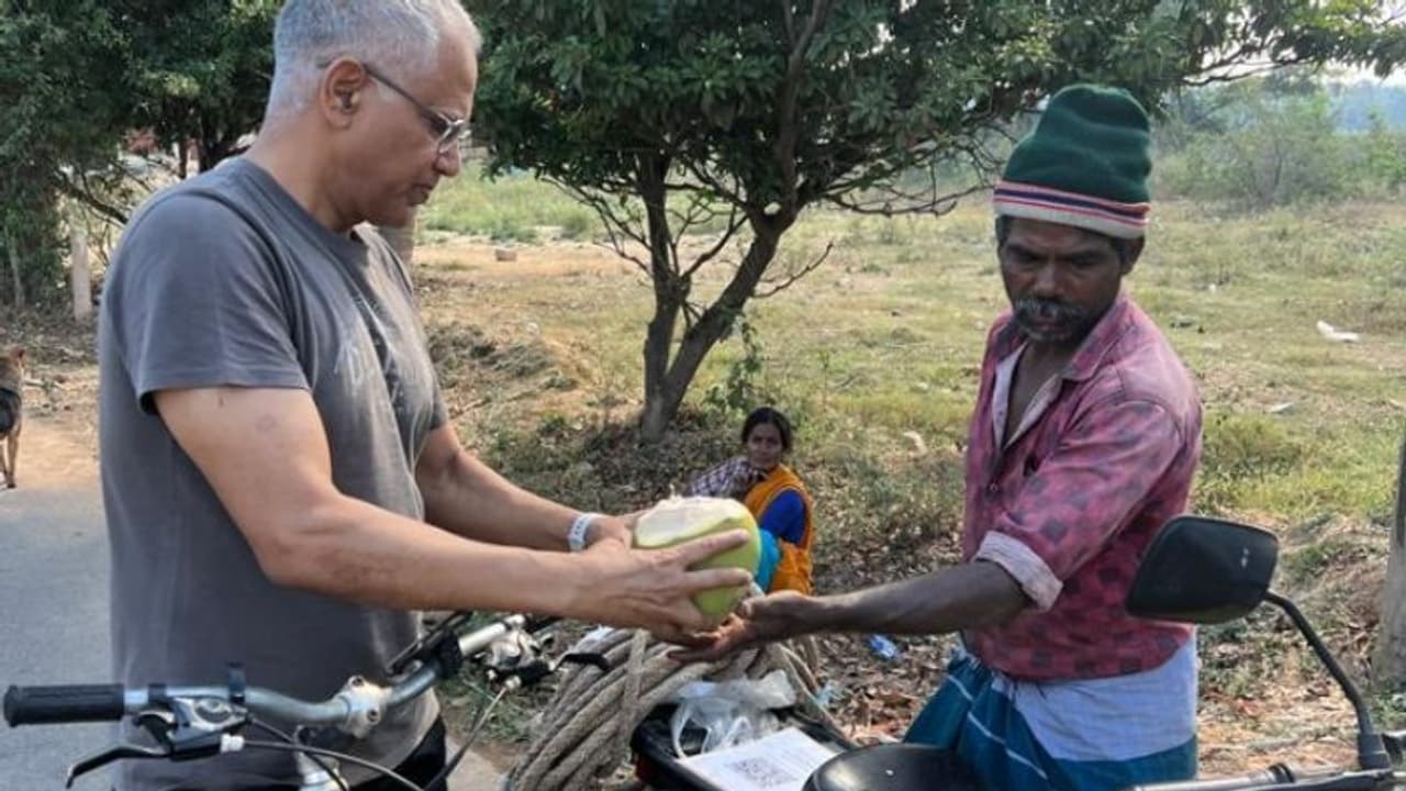 ക്യൂ ആര് കോഡുമായി കരിക്ക് വില്പ്പനക്കാരന്; വൈറലായി ട്വീറ്റ് ക്യൂ ആര് കോഡുമായി കരിക്ക് വില്പ്പനക്കാരന്; വൈറലായി ട്വീറ്റ്