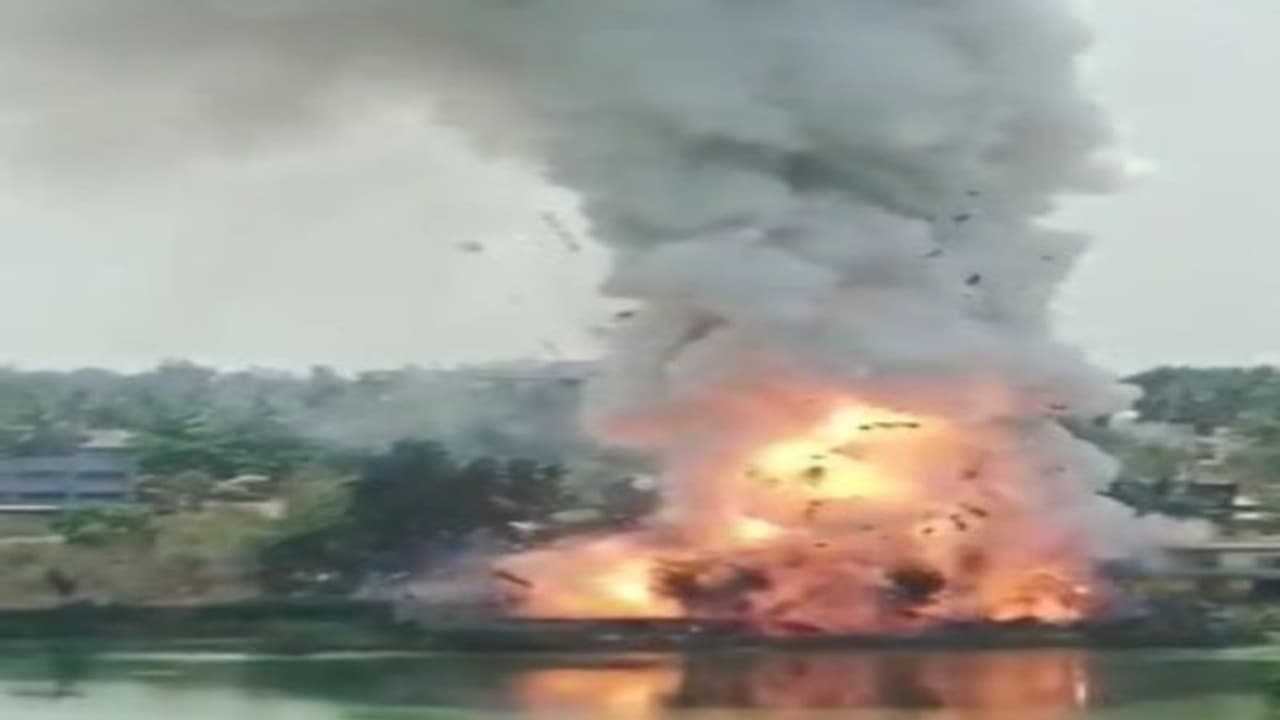 మైసూర్లో భారీ అగ్నిప్రమాదం.. టపాసుల పరిశ్రమలో చెలరేగిన మంటలు.. మైసూర్లో భారీ అగ్నిప్రమాదం.. టపాసుల పరిశ్రమలో చెలరేగిన మంటలు..