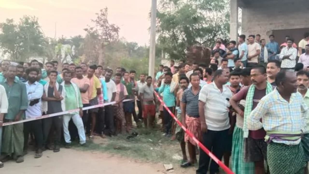 വീടിനുള്ളില് ചോരയില് കുളിച്ച് മൂന്ന് മൃതദേഹങ്ങള്; മരിച്ചത് 70 കാരനും രണ്ടു ഭാര്യമാരും വീടിനുള്ളില് ചോരയില് കുളിച്ച് മൂന്ന് മൃതദേഹങ്ങള്; മരിച്ചത് 70 കാരനും രണ്ടു ഭാര്യമാരും