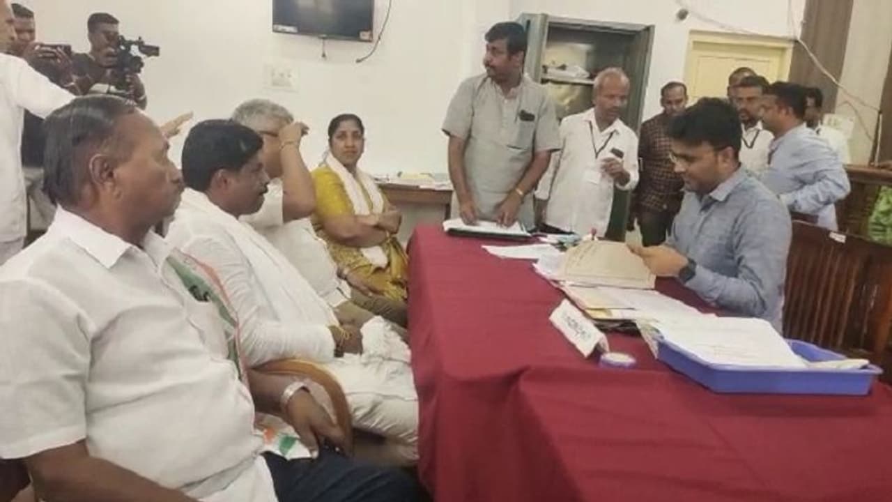 ಚಿಕ್ಕಮಗಳೂರು: 5ನೇ ದಿನವಾದ ಇಂದು 23 ಮಂದಿ ನಾಮಪತ್ರ ಸಲ್ಲಿಕೆ ಚಿಕ್ಕಮಗಳೂರು: 5ನೇ ದಿನವಾದ ಇಂದು 23 ಮಂದಿ ನಾಮಪತ್ರ ಸಲ್ಲಿಕೆ