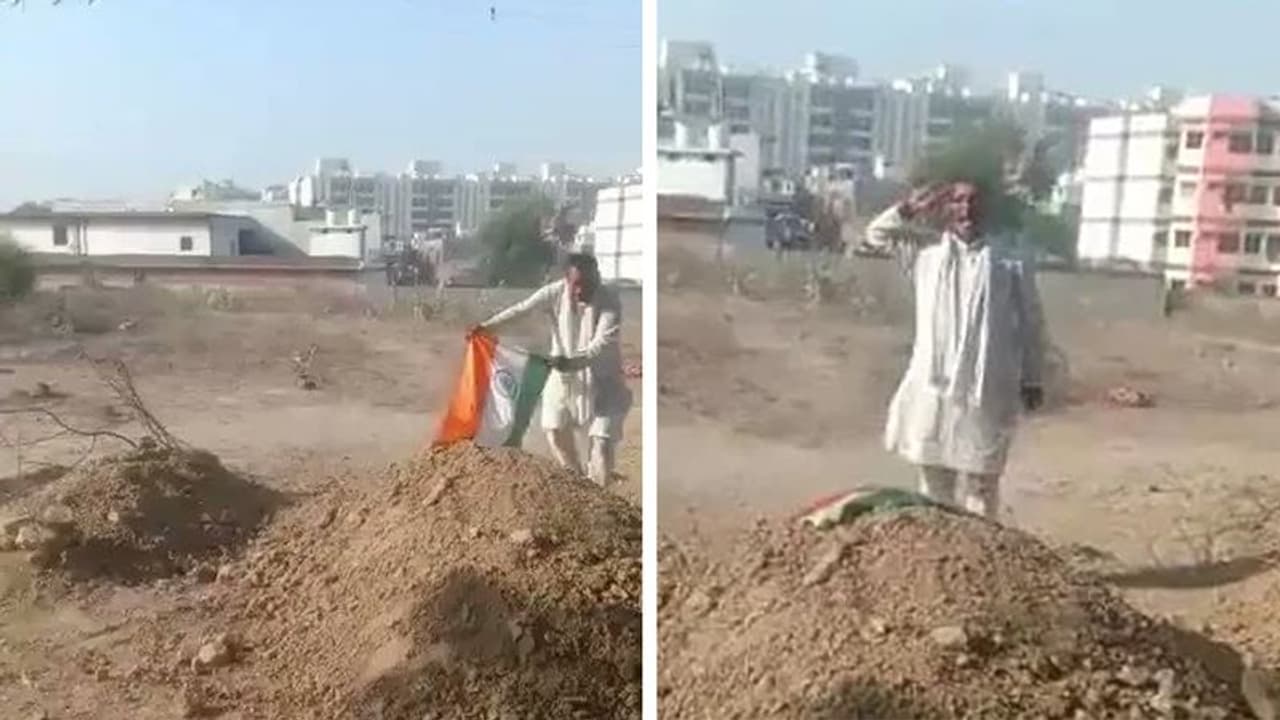 Watch: ரவுடி ஆசிக் அகமது கல்லறையில் தேசியக் கொடியை போர்த்தி முழக்கமிட்ட காங்கிரஸ் தலைவர் Watch: ரவுடி ஆசிக் அகமது கல்லறையில் தேசியக் கொடியை போர்த்தி முழக்கமிட்ட காங்கிரஸ் தலைவர்