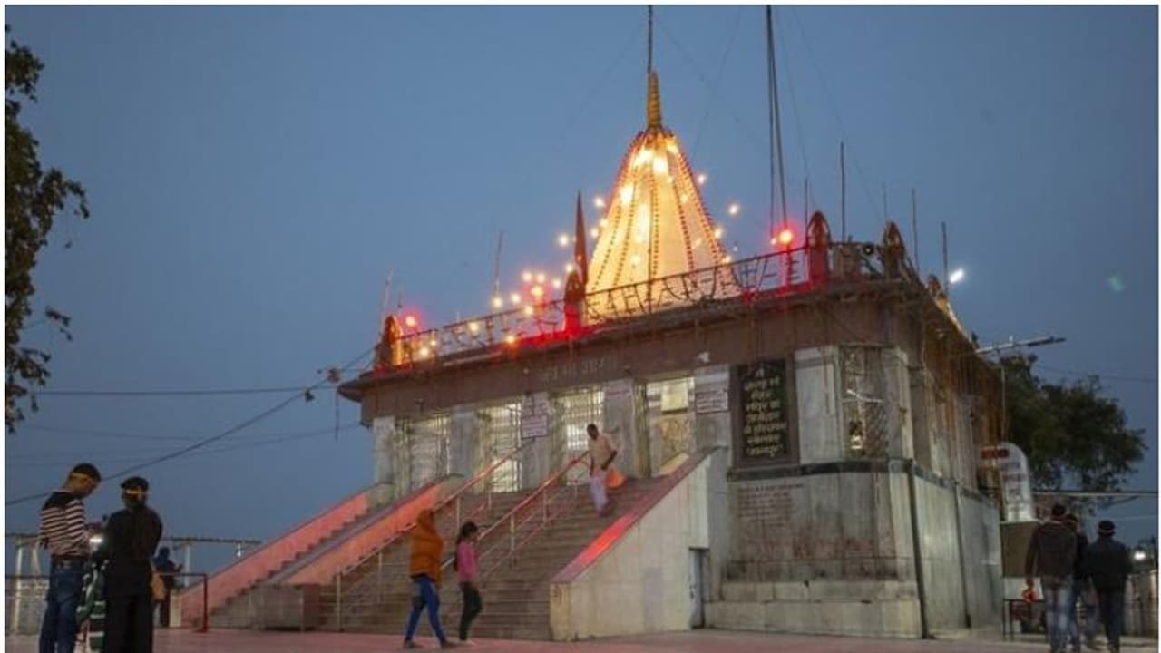പ്രസിദ്ധമായ മാ ശാരദാ ക്ഷേത്രത്തിലെ മുസ്ലിം ജീവനക്കാരെ ഉടൻ പിരിച്ചുവിടുമെന്ന് സർക്കാർ; 25 വർഷം ജോലിചെയ്തവർ! പ്രസിദ്ധമായ മാ ശാരദാ ക്ഷേത്രത്തിലെ മുസ്ലിം ജീവനക്കാരെ ഉടൻ പിരിച്ചുവിടുമെന്ന് സർക്കാർ; 25 വർഷം ജോലിചെയ്തവർ!