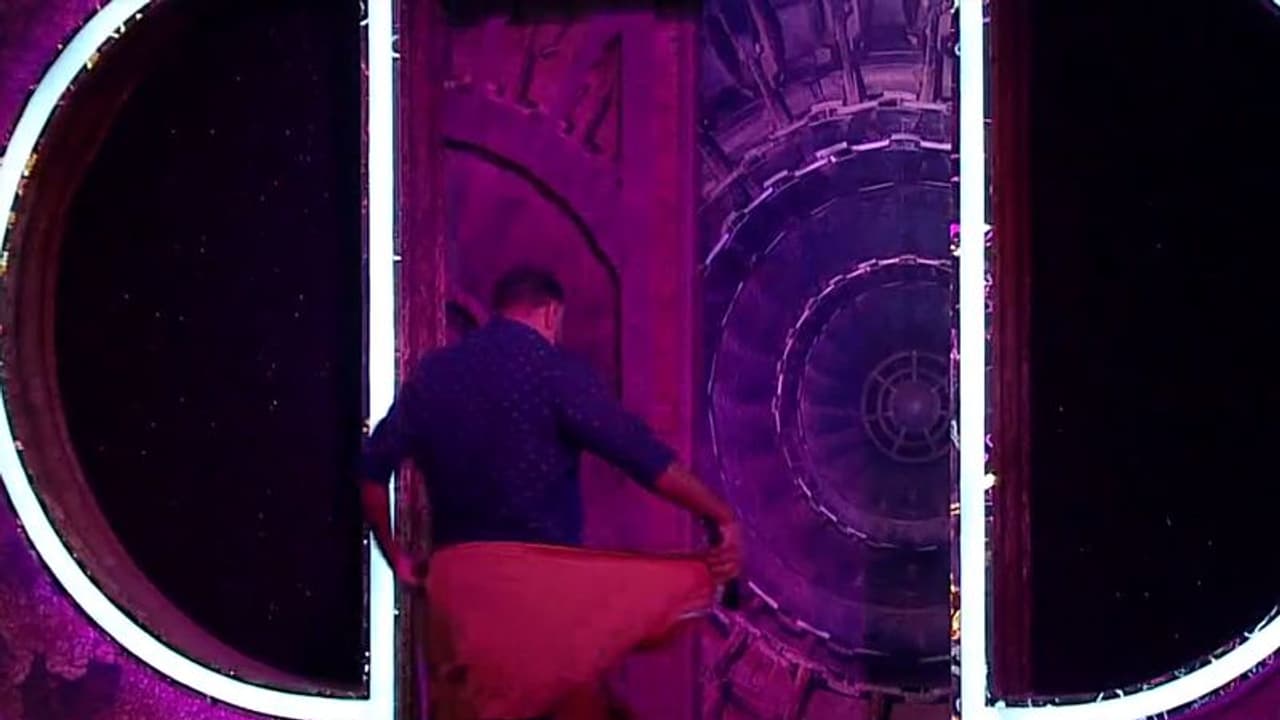 ഒടുവില് ആ സംവിധായകൻ എത്തി, മുണ്ട് മടക്കിക്കുത്തി ബിഗ് ബോസ് വീട്ടിലേക്ക് നടന്നുകയറി ഒടുവില് ആ സംവിധായകൻ എത്തി, മുണ്ട് മടക്കിക്കുത്തി ബിഗ് ബോസ് വീട്ടിലേക്ക് നടന്നുകയറി