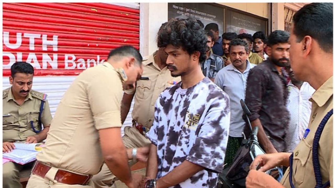 ബംഗളൂരുവിൽ നിന്ന് എംഡിഎംഎയുമായി പത്തനംതിട്ടയിൽ, ലക്ഷ്യം വിദ്യാർത്ഥികൾ; യുവാവിനെ പിന്തുടർന്ന് പിടികൂടി പൊലീസ് ബംഗളൂരുവിൽ നിന്ന് എംഡിഎംഎയുമായി പത്തനംതിട്ടയിൽ, ലക്ഷ്യം വിദ്യാർത്ഥികൾ; യുവാവിനെ പിന്തുടർന്ന് പിടികൂടി പൊലീസ്