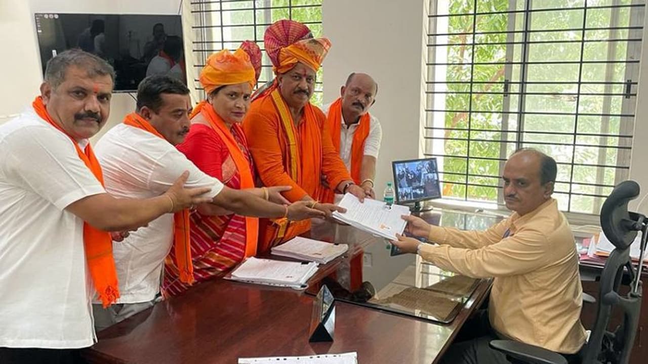 ಬೆಂಗಳೂರಿನಲ್ಲಿ ಅಭ್ಯರ್ಥಿಗಳಿಂದ ನಾಮಪತ್ರ ಸಲ್ಲಿಕೆ ಭರಾಟೆ: ಕೆಲವರಿಂದ ಭರ್ಜರಿ ರೋಡ್‌ ಶೋ