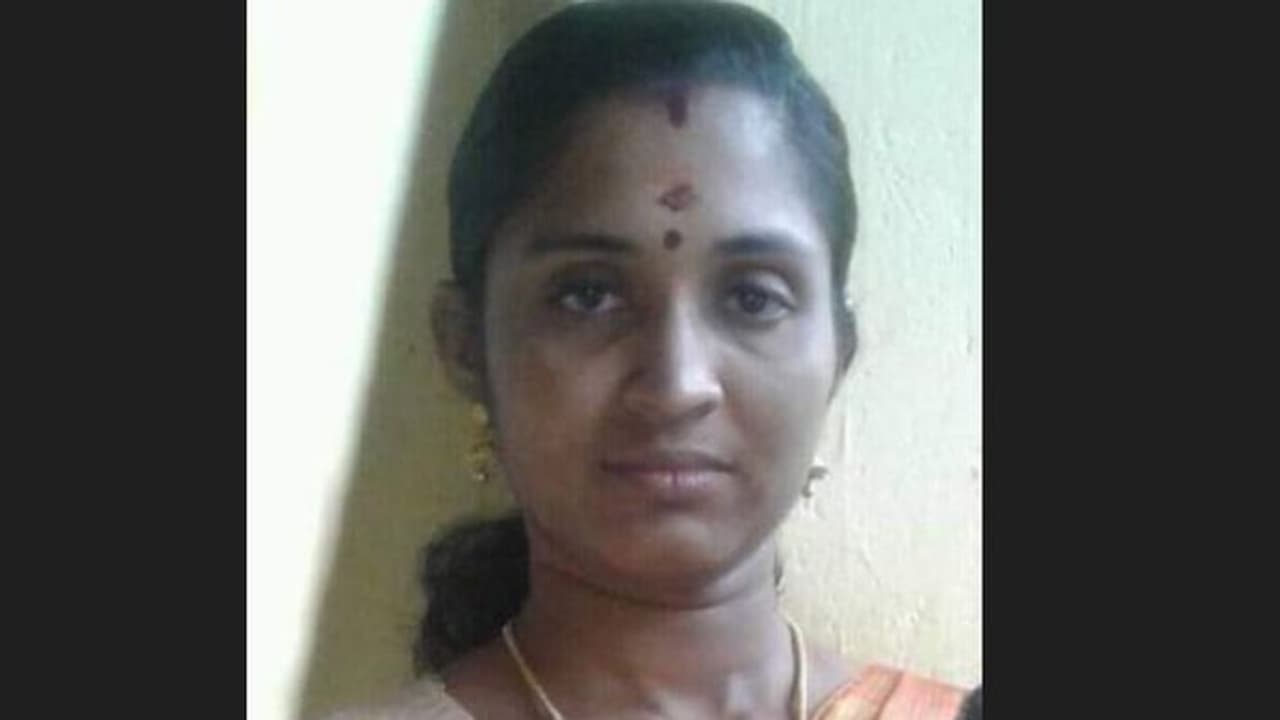 അമ്മയും മകളും വീടിനുള്ളിൽ തൂങ്ങി മരിച്ച നിലയിൽ അമ്മയും മകളും വീടിനുള്ളിൽ തൂങ്ങി മരിച്ച നിലയിൽ