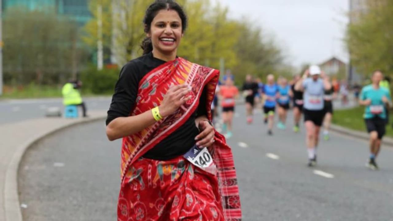 സാരി ധരിച്ച് ഇന്ത്യന് യുവതി യുകെ മാരത്തണില്; വൈറലായി വീഡിയോ സാരി ധരിച്ച് ഇന്ത്യന് യുവതി യുകെ മാരത്തണില്; വൈറലായി വീഡിയോ