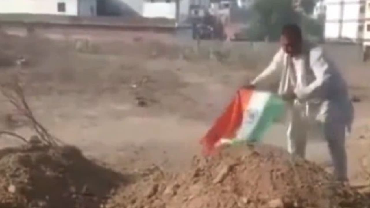 అతిక్ అహ్మద్ సమాధిపై త్రివర్ణ పతాకం పరిచిన కాంగ్రెస్ నేత.. భారతరత్న, అమరవీరుడి హోదా ఇవ్వాలంటూ కామెంట్స్ అతిక్ అహ్మద్ సమాధిపై త్రివర్ణ పతాకం పరిచిన కాంగ్రెస్ నేత.. భారతరత్న, అమరవీరుడి హోదా ఇవ్వాలంటూ కామెంట్స్