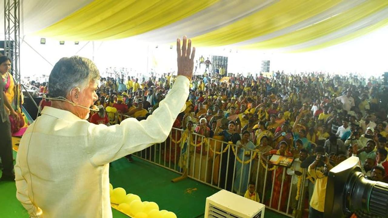 సుప్రీం ద్విసభ్య ధర్మాసనంలో భిన్నాభిప్రాయాలు: బాబు పిటిషన్ సీజేఐకి బదిలీ సుప్రీం ద్విసభ్య ధర్మాసనంలో భిన్నాభిప్రాయాలు: బాబు పిటిషన్ సీజేఐకి బదిలీ