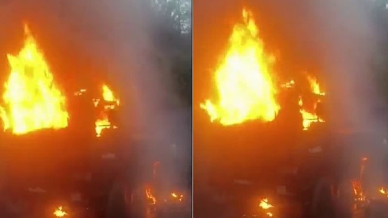 ಸಂಚರಿಸುತ್ತಿದ್ದ ಸೇನಾ ವಾಹನದ ಮೇಲೆ ಉಗ್ರರ ಗ್ರೇನೇಡ್ ದಾಳಿ, ನಾಲ್ವರು ಯೋಧರು ಸಜೀವ ದಹನ! ಸಂಚರಿಸುತ್ತಿದ್ದ ಸೇನಾ ವಾಹನದ ಮೇಲೆ ಉಗ್ರರ ಗ್ರೇನೇಡ್ ದಾಳಿ, ನಾಲ್ವರು ಯೋಧರು ಸಜೀವ ದಹನ!