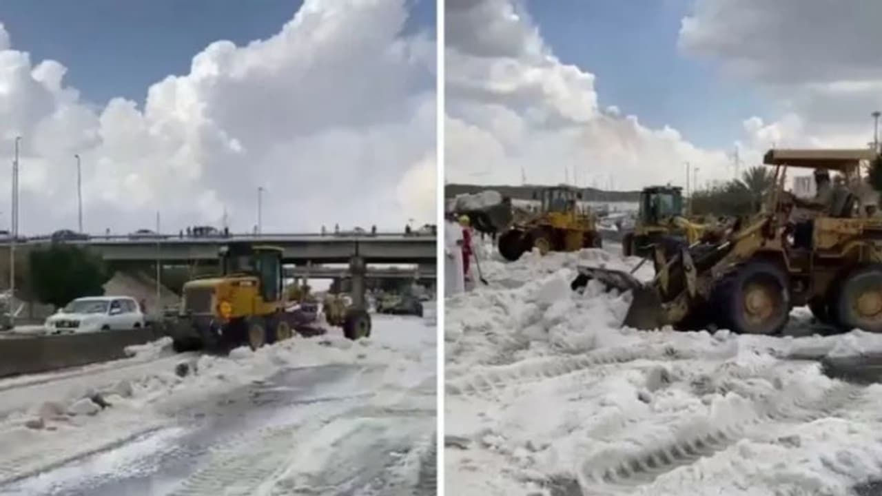 സൗദിയിലെ തായിഫിൽ റോഡുകളെ വെള്ളപുതച്ച് ആലിപ്പഴ വർഷം; മഞ്ഞുകട്ടകൾ അടിഞ്ഞ് ഗതാഗതം തടസപ്പെട്ടു സൗദിയിലെ തായിഫിൽ റോഡുകളെ വെള്ളപുതച്ച് ആലിപ്പഴ വർഷം; മഞ്ഞുകട്ടകൾ അടിഞ്ഞ് ഗതാഗതം തടസപ്പെട്ടു