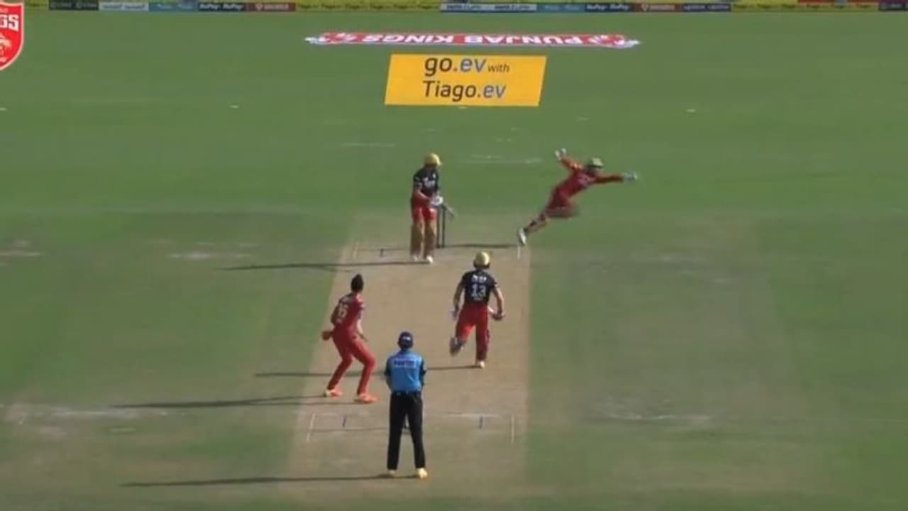 അത്രക്ക് സിംപിള് പറ്റില്ല, ഡൂപ്ലെസിയുടെ അനായാസ ക്യാച്ച് കൈവിട്ട ജിതേഷ് ശര്മ കോലിയെ ഓടിപ്പിടിച്ചു വീഡിയോ അത്രക്ക് സിംപിള് പറ്റില്ല, ഡൂപ്ലെസിയുടെ അനായാസ ക്യാച്ച് കൈവിട്ട ജിതേഷ് ശര്മ കോലിയെ ഓടിപ്പിടിച്ചു വീഡിയോ