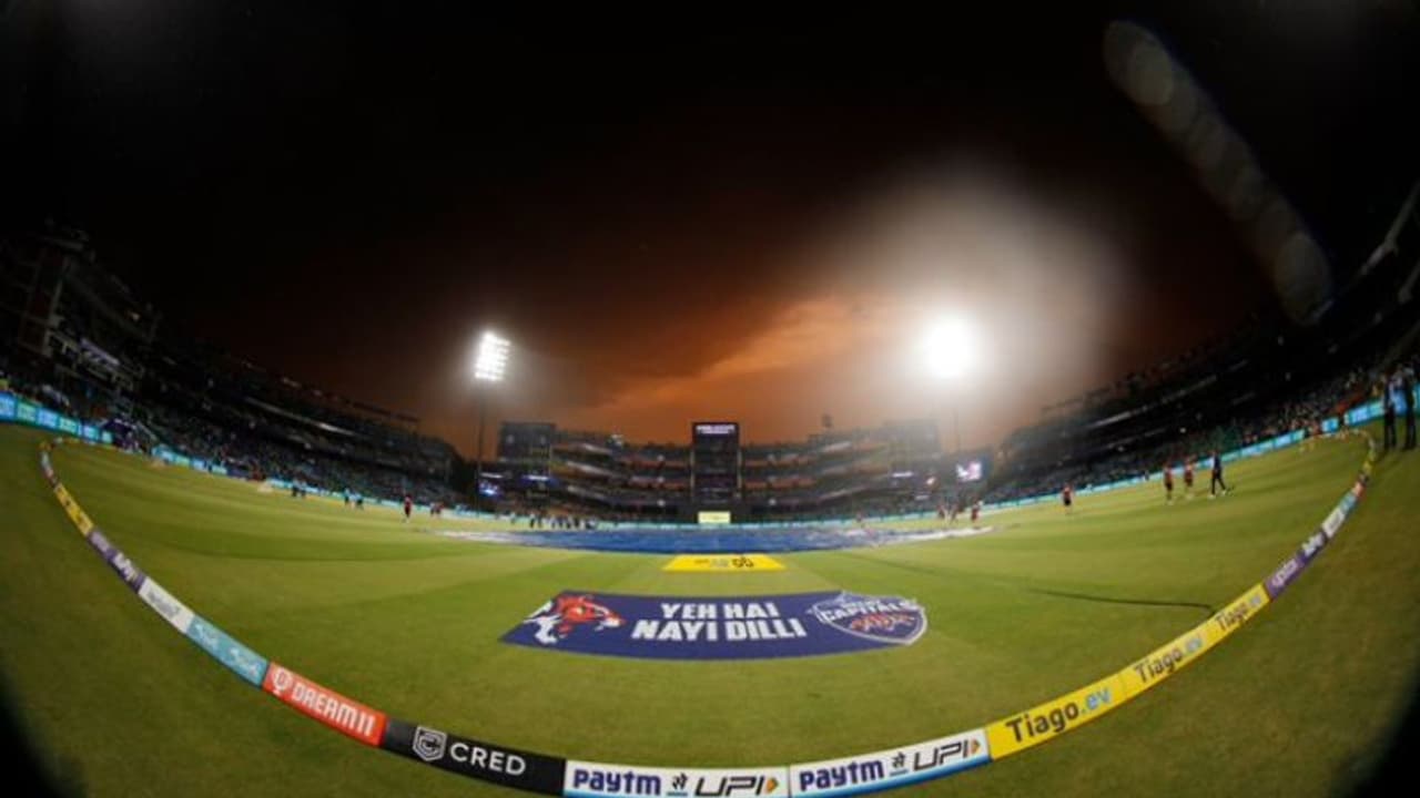 മഴ മാറി, ക്യാപിറ്റല്സും കെകെആറും കളത്തിലേക്ക്; ടോസ് വീണു, ടീമുകളില് മാറ്റം മഴ മാറി, ക്യാപിറ്റല്സും കെകെആറും കളത്തിലേക്ക്; ടോസ് വീണു, ടീമുകളില് മാറ്റം