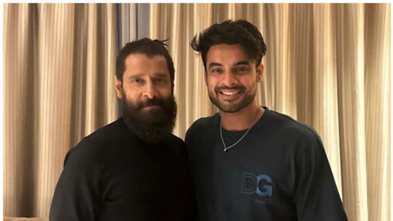 'ഞാന് എന്നും ഫാന് ബോയി': വിക്രത്തെ കണ്ട നിമിഷങ്ങള് പങ്കുവച്ച് ടൊവിനോ തോമസ് 'ഞാന് എന്നും ഫാന് ബോയി': വിക്രത്തെ കണ്ട നിമിഷങ്ങള് പങ്കുവച്ച് ടൊവിനോ തോമസ്