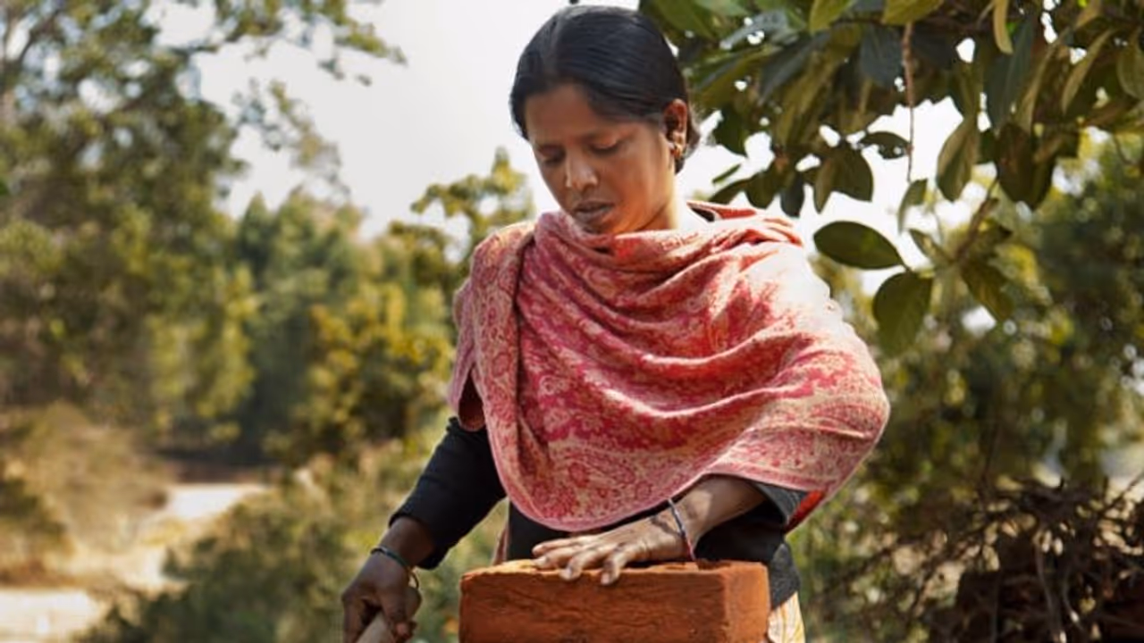 Nishat Jahan broke taboos and joined 50,000 skilled women toilet makers of Jharkhand Nishat Jahan broke taboos and joined 50,000 skilled women toilet makers of Jharkhand