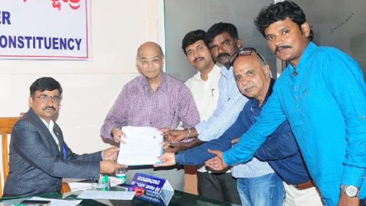 ಅಮಾವಾಸ್ಯೆ ಲೆಕ್ಕಿಸದೆ ಕಡೆಯ ದಿನ ನಾಮಪತ್ರ: ಕಟ್ಟಾಜಗದೀಶ್, ನಾರಾಯಣಸ್ವಾಮಿರಿಂದ ಉಮೇದುವಾರಿಕೆ ಅಮಾವಾಸ್ಯೆ ಲೆಕ್ಕಿಸದೆ ಕಡೆಯ ದಿನ ನಾಮಪತ್ರ: ಕಟ್ಟಾಜಗದೀಶ್, ನಾರಾಯಣಸ್ವಾಮಿರಿಂದ ಉಮೇದುವಾರಿಕೆ