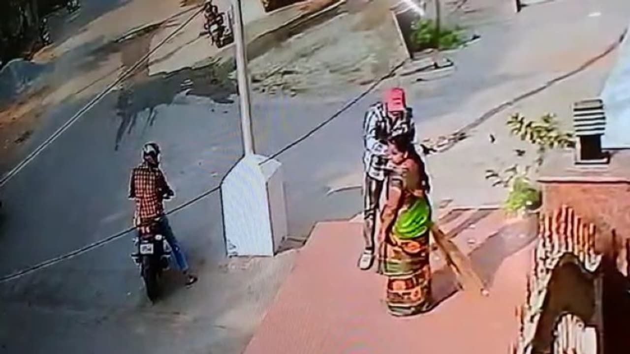 రెప్పపాటులో మహిళ మెడలో బంగారంతో మాయం... అనంతపురం చైన్ స్నాచింగ్ వీడియో వైరల్ రెప్పపాటులో మహిళ మెడలో బంగారంతో మాయం... అనంతపురం చైన్ స్నాచింగ్ వీడియో వైరల్