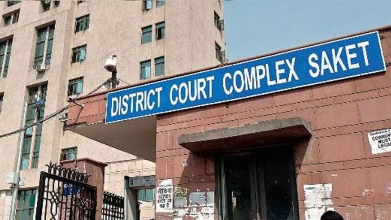 டெல்லியில் உள்ள சாகேத் மாவட்ட நீதிமன்றத்தில் துப்பாக்கிச் சூடு டெல்லியில் உள்ள சாகேத் மாவட்ட நீதிமன்றத்தில் துப்பாக்கிச் சூடு
