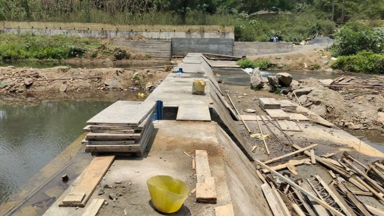 சிறுவாணியின் குறுக்கே அணை; கேரளா பேருந்தை சிறை பிடித்து அரசியல் கட்சிகள் போராட்டம் சிறுவாணியின் குறுக்கே அணை; கேரளா பேருந்தை சிறை பிடித்து அரசியல் கட்சிகள் போராட்டம்