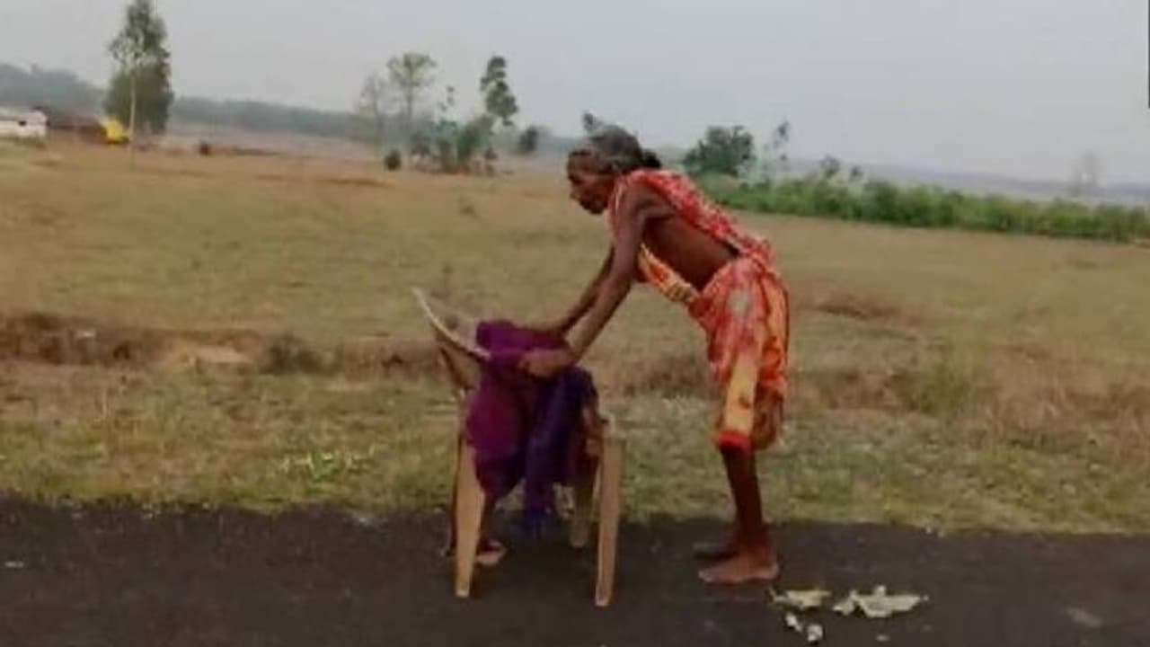 കത്തുന്ന വെയിൽ, ചെരിപ്പ് പോലുമില്ലാതെ, പൊളിഞ്ഞ കസേരയുടെ സഹായത്തോടെ പെൻഷൻ വാങ്ങാൻ പോകുന്ന വൃദ്ധ കത്തുന്ന വെയിൽ, ചെരിപ്പ് പോലുമില്ലാതെ, പൊളിഞ്ഞ കസേരയുടെ സഹായത്തോടെ പെൻഷൻ വാങ്ങാൻ പോകുന്ന വൃദ്ധ
