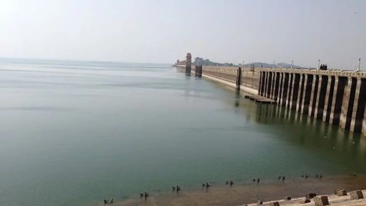 Tungabhadra Dam: ಟಿಬಿ ಡ್ಯಾಂನಲ್ಲಿ ಬರೀ 3 ಟಿಎಂಸಿ ನೀರು; ಕುಡಿಯುವ ನೀರಿಗೆ ಪರದಾಟ, ರೈತರಿಗೂ ಸಂಕಷ್ಟಸಾಧ್ಯತೆ! Tungabhadra Dam: ಟಿಬಿ ಡ್ಯಾಂನಲ್ಲಿ ಬರೀ 3 ಟಿಎಂಸಿ ನೀರು; ಕುಡಿಯುವ ನೀರಿಗೆ ಪರದಾಟ, ರೈತರಿಗೂ ಸಂಕಷ್ಟಸಾಧ್ಯತೆ!