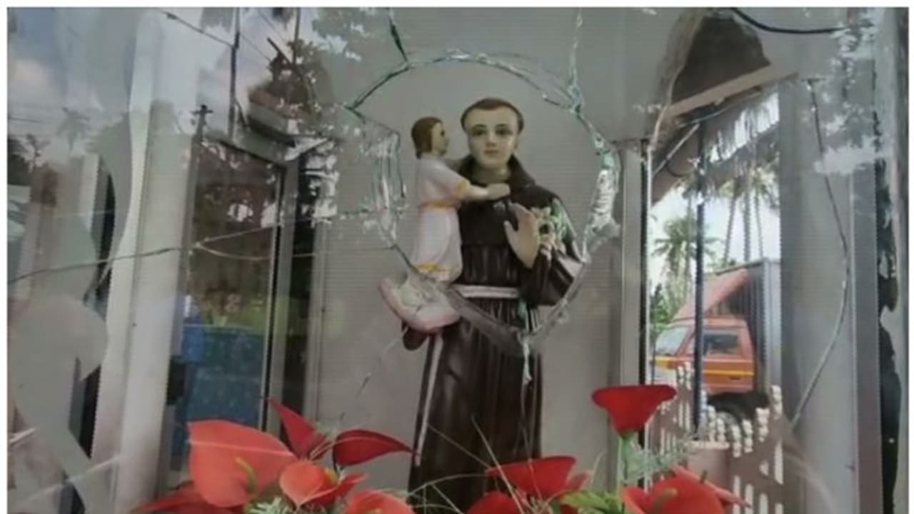 ചാലക്കുടിയിൽ കപ്പേളയുടെ രൂപക്കൂട് കല്ലെറിഞ്ഞ് തകർത്തു; അന്വേഷണം ആരംഭിച്ച് പൊലീസ് ചാലക്കുടിയിൽ കപ്പേളയുടെ രൂപക്കൂട് കല്ലെറിഞ്ഞ് തകർത്തു; അന്വേഷണം ആരംഭിച്ച് പൊലീസ്