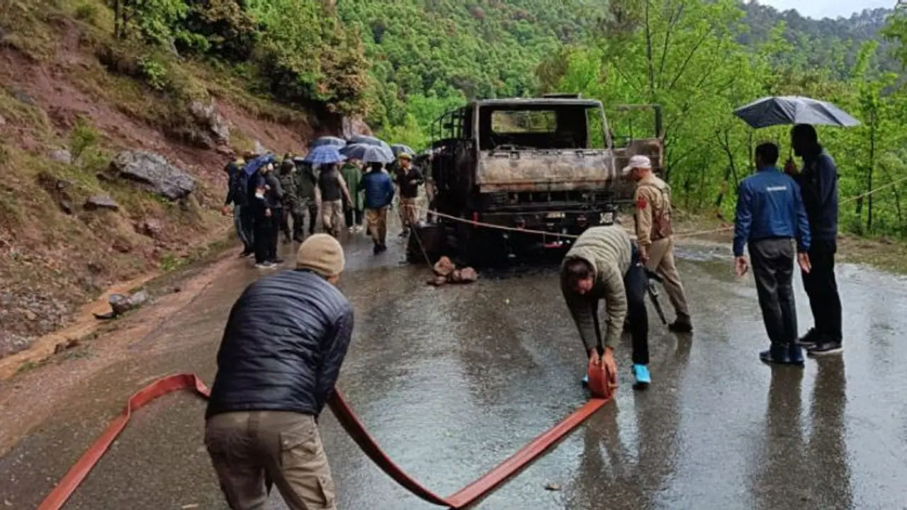 ಪೂಂಚ್ ಉಗ್ರ ದಾಳಿ, ಯೋಧರು ಹುತಾತ್ಮರಾದ ಕಾರಣ ಈದ್ ಆಚರಣೆ ಕೈಬಿಟ್ಟ ಗ್ರಾಮದ ಜನ! ಪೂಂಚ್ ಉಗ್ರ ದಾಳಿ, ಯೋಧರು ಹುತಾತ್ಮರಾದ ಕಾರಣ ಈದ್ ಆಚರಣೆ ಕೈಬಿಟ್ಟ ಗ್ರಾಮದ ಜನ!