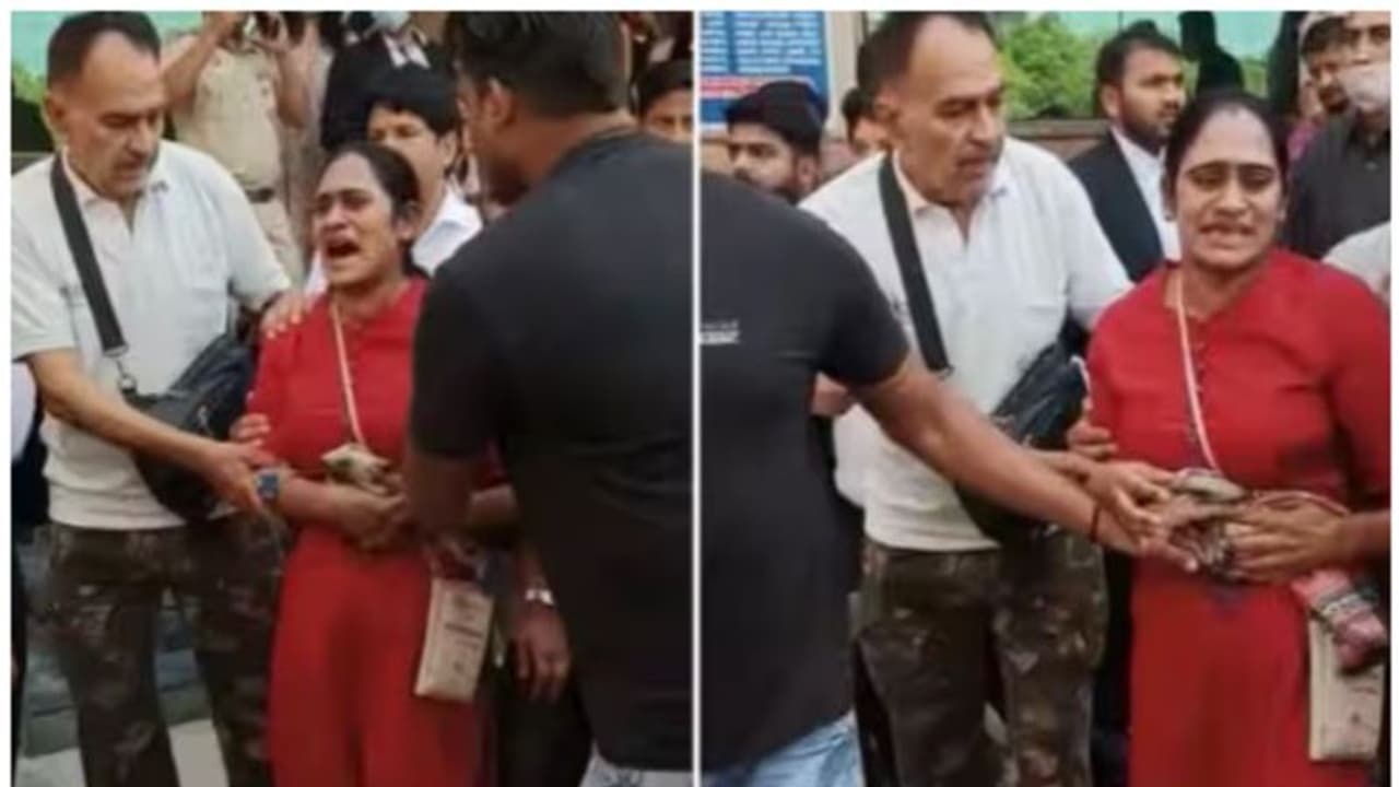 സാകേത് കോടതി പരിസരത്ത് വെടിയേറ്റത് രണ്ട് പേർക്ക്, അഭിഭാഷകൻ വെടിയുതിർക്കുന്ന ദൃശ്യങ്ങൾ പുറത്ത്, പ്രതി ഒളിവിൽ സാകേത് കോടതി പരിസരത്ത് വെടിയേറ്റത് രണ്ട് പേർക്ക്, അഭിഭാഷകൻ വെടിയുതിർക്കുന്ന ദൃശ്യങ്ങൾ പുറത്ത്, പ്രതി ഒളിവിൽ