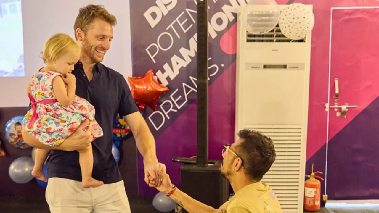 IPL 2023: Rajasthan Royals' Yuzvendra Chahal 'proposes' Jos Buttler; watch what transpired IPL 2023: Rajasthan Royals' Yuzvendra Chahal 'proposes' Jos Buttler; watch what transpired