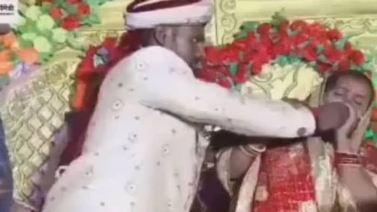 വിവാഹവേദിയിൽ തമ്മിൽത്തല്ലി വരനും വധുവും, പിടിച്ച് മാറ്റാൻ പണിപ്പെട്ട് ബന്ധുക്കൾ വിവാഹവേദിയിൽ തമ്മിൽത്തല്ലി വരനും വധുവും, പിടിച്ച് മാറ്റാൻ പണിപ്പെട്ട് ബന്ധുക്കൾ