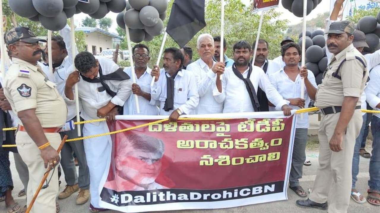 చంద్రబాబు పర్యటనను అడ్డుకున్న వైసీపీ శ్రేణులు.. యర్రగొండపాలెంలో ఉద్రిక్తత చంద్రబాబు పర్యటనను అడ్డుకున్న వైసీపీ శ్రేణులు.. యర్రగొండపాలెంలో ఉద్రిక్తత