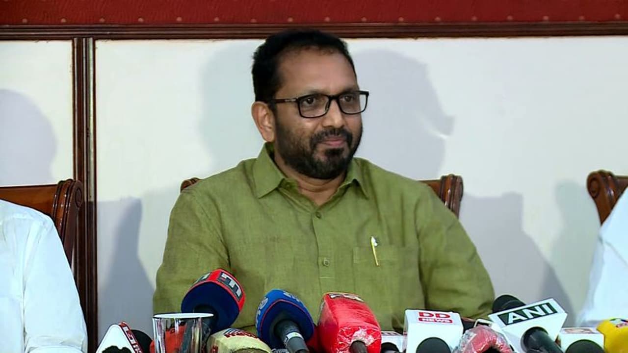 കോൺഗ്രസ് ഇനിയെങ്കിലും ഇവിഎമ്മിനെ കുറ്റം പറയരുത്, ജയവും തോൽവിയും ജനാധിപത്യത്തിന്റെ ഭാഗം: കെ സുരേന്ദ്രൻ കോൺഗ്രസ് ഇനിയെങ്കിലും ഇവിഎമ്മിനെ കുറ്റം പറയരുത്, ജയവും തോൽവിയും ജനാധിപത്യത്തിന്റെ ഭാഗം: കെ സുരേന്ദ്രൻ