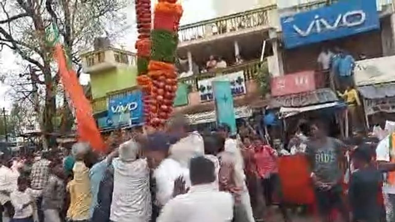 அமித்ஷாவுக்காக தயாரான ஆப்பிள் மாலை… ரத்தான நிகழ்ச்சியால் அப்பிளை பறித்து சென்ற பொதுமக்கள்… வீடியோ வைரல்!! அமித்ஷாவுக்காக தயாரான ஆப்பிள் மாலை… ரத்தான நிகழ்ச்சியால் அப்பிளை பறித்து சென்ற பொதுமக்கள்… வீடியோ வைரல்!!