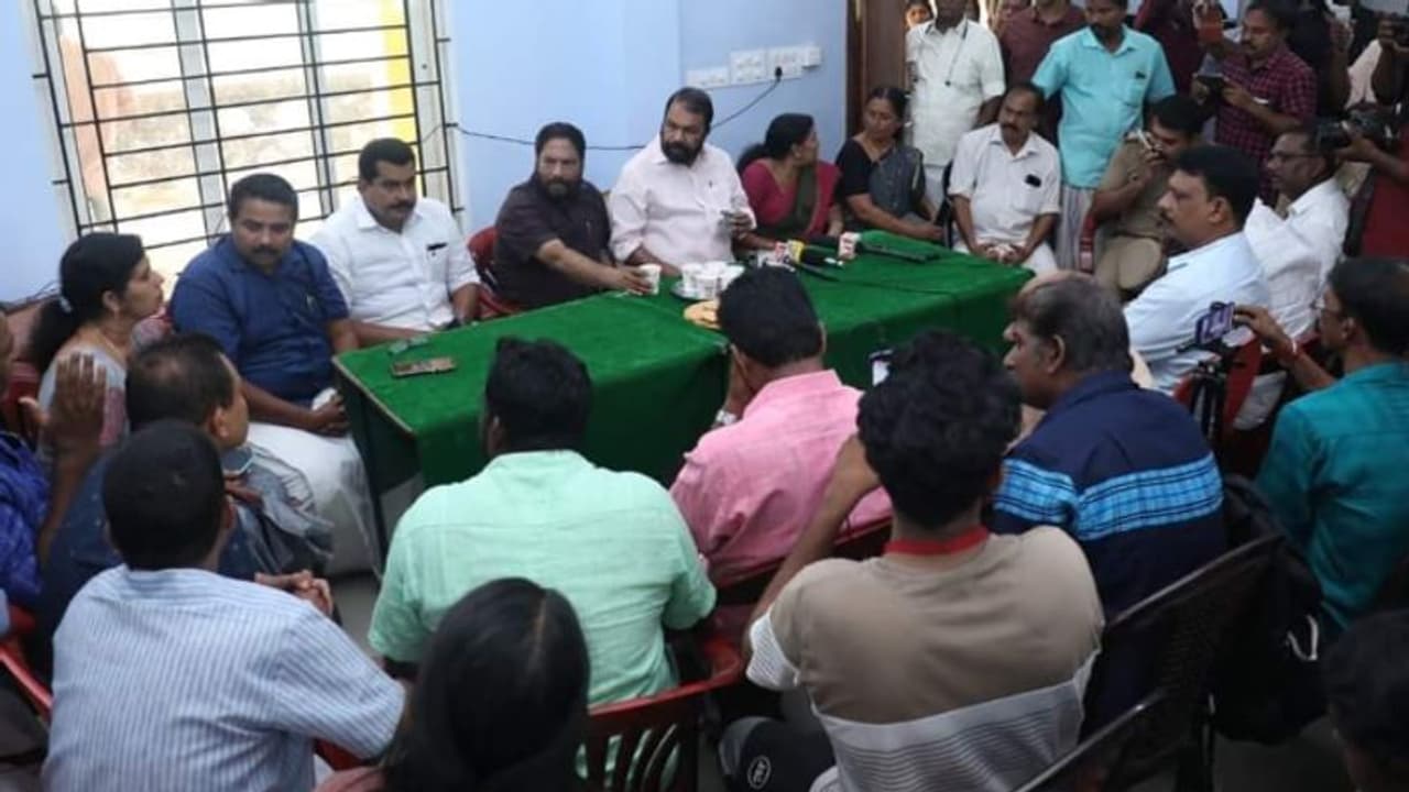 സാമൂഹ്യ വിരുദ്ധര് തല്ലിതകര്ത്ത നാവായിക്കുളത്തെ സര്ക്കാര് വിദ്യാലയം സന്ദര്ശിച്ച് വിദ്യാഭ്യാസ മന്ത്രി സാമൂഹ്യ വിരുദ്ധര് തല്ലിതകര്ത്ത നാവായിക്കുളത്തെ സര്ക്കാര് വിദ്യാലയം സന്ദര്ശിച്ച് വിദ്യാഭ്യാസ മന്ത്രി