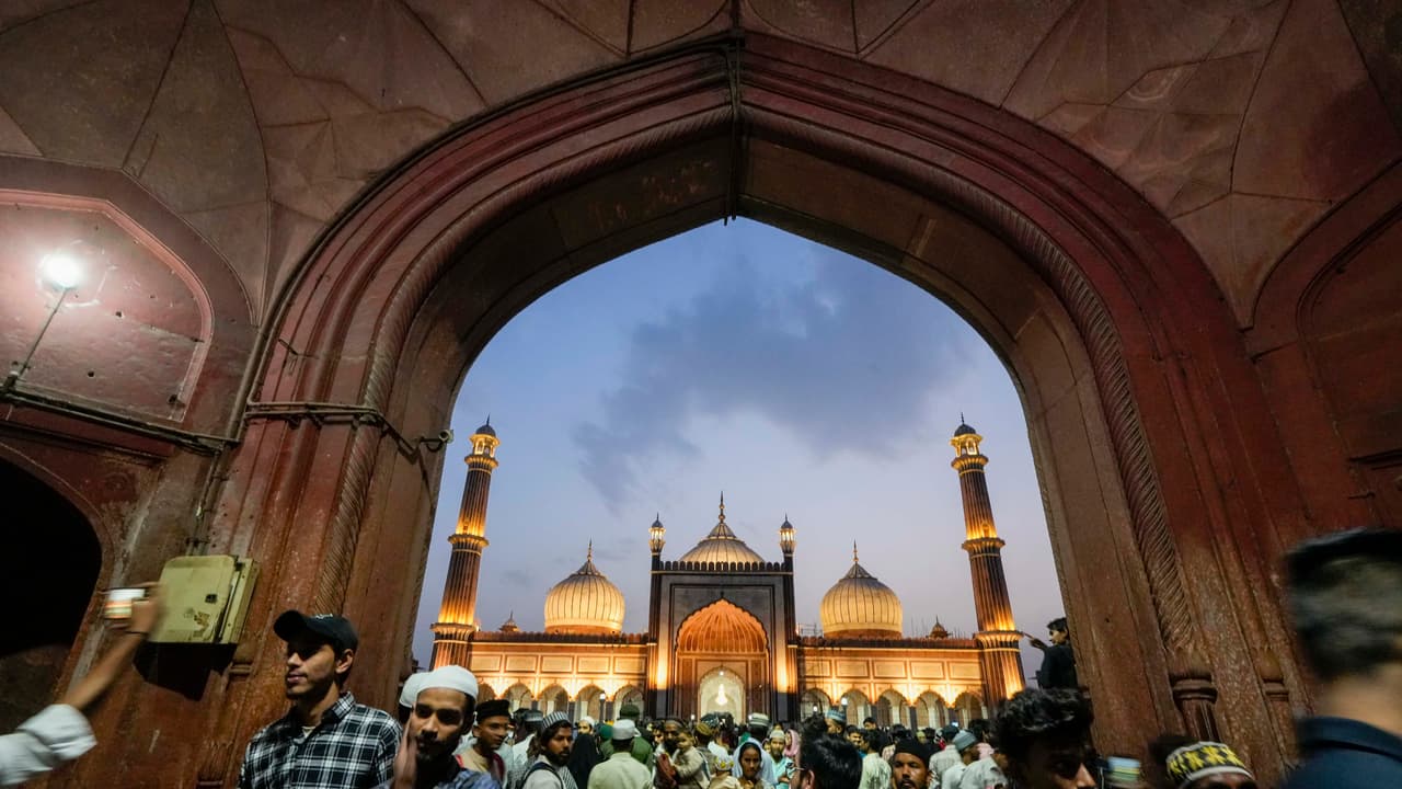 Muslims visit Jama Masjid
