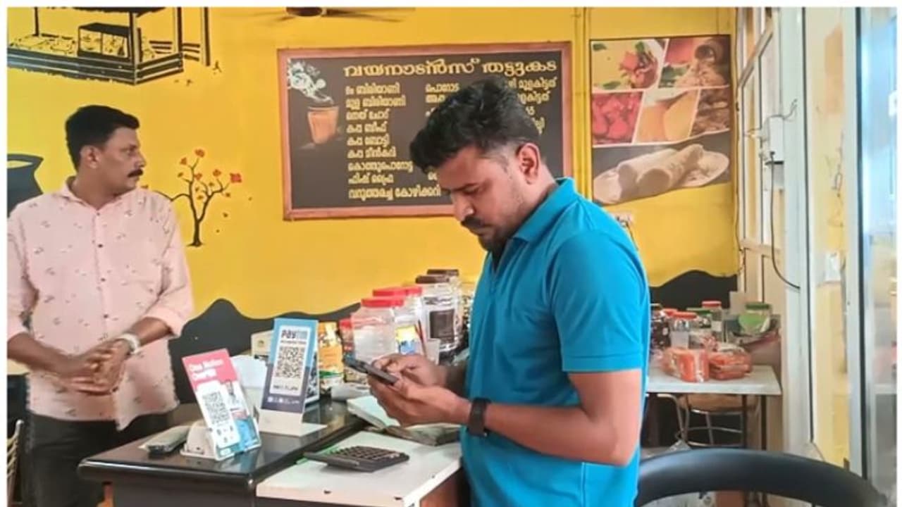 10 രൂപ യുപിഐ ട്രാൻസ്ഫർ ചെയ്തു; അങ്കമാലിയിലെ ഹോട്ടൽ വ്യാപാരിയുടെ അക്കൗണ്ട് ബാങ്ക് മരവിപ്പിച്ചു 10 രൂപ യുപിഐ ട്രാൻസ്ഫർ ചെയ്തു; അങ്കമാലിയിലെ ഹോട്ടൽ വ്യാപാരിയുടെ അക്കൗണ്ട് ബാങ്ക് മരവിപ്പിച്ചു