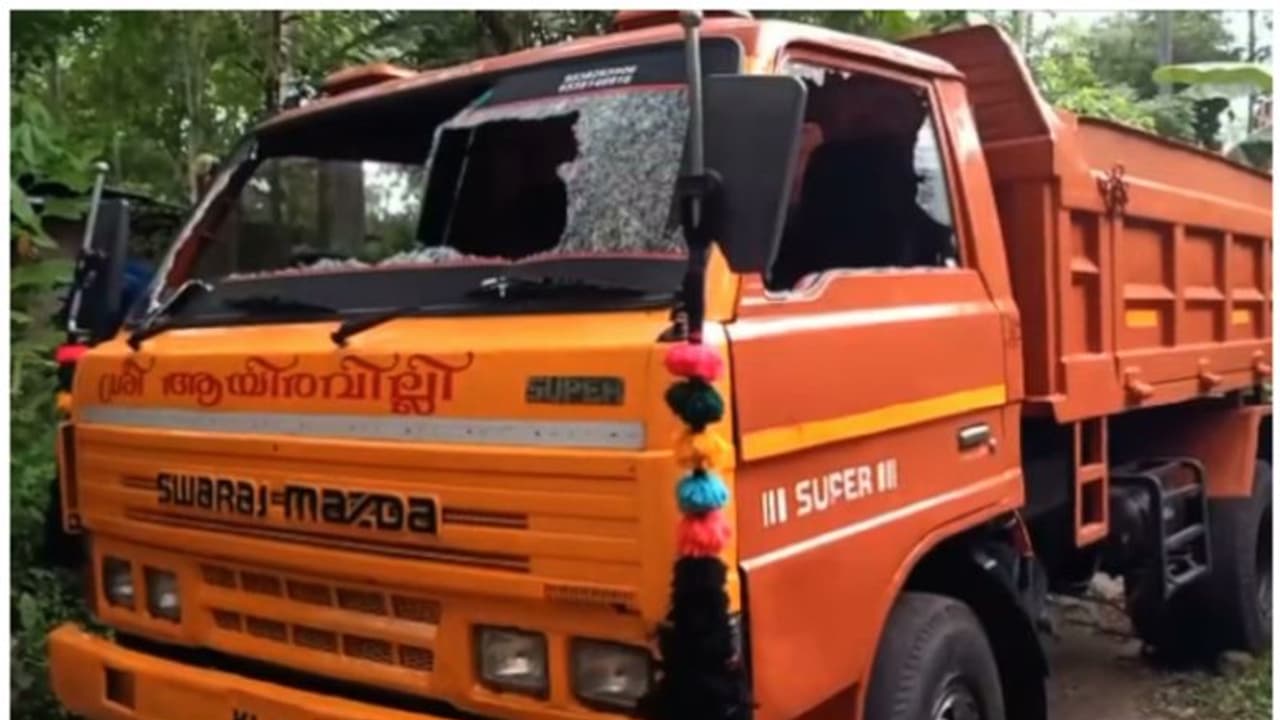 നിർത്തിയിട്ടിരുന്ന ടിപ്പർ ലോറി യുവാവ് തല്ലിത്തകർത്തു; കാരണമറിയില്ലെന്ന് വാഹന ഉടമ നിർത്തിയിട്ടിരുന്ന ടിപ്പർ ലോറി യുവാവ് തല്ലിത്തകർത്തു; കാരണമറിയില്ലെന്ന് വാഹന ഉടമ