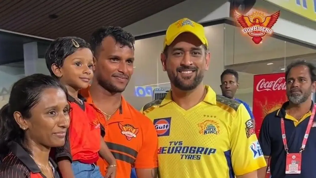 ವೇಗಿ ನಟರಾಜನ್ ಮಗಳ ಜತೆ ಅಮೂಲ್ಯ ಕ್ಷಣ ಕಳೆದ ಧೋನಿ..! ವಿಡಿಯೋ ವೈರಲ್ ವೇಗಿ ನಟರಾಜನ್ ಮಗಳ ಜತೆ ಅಮೂಲ್ಯ ಕ್ಷಣ ಕಳೆದ ಧೋನಿ..! ವಿಡಿಯೋ ವೈರಲ್