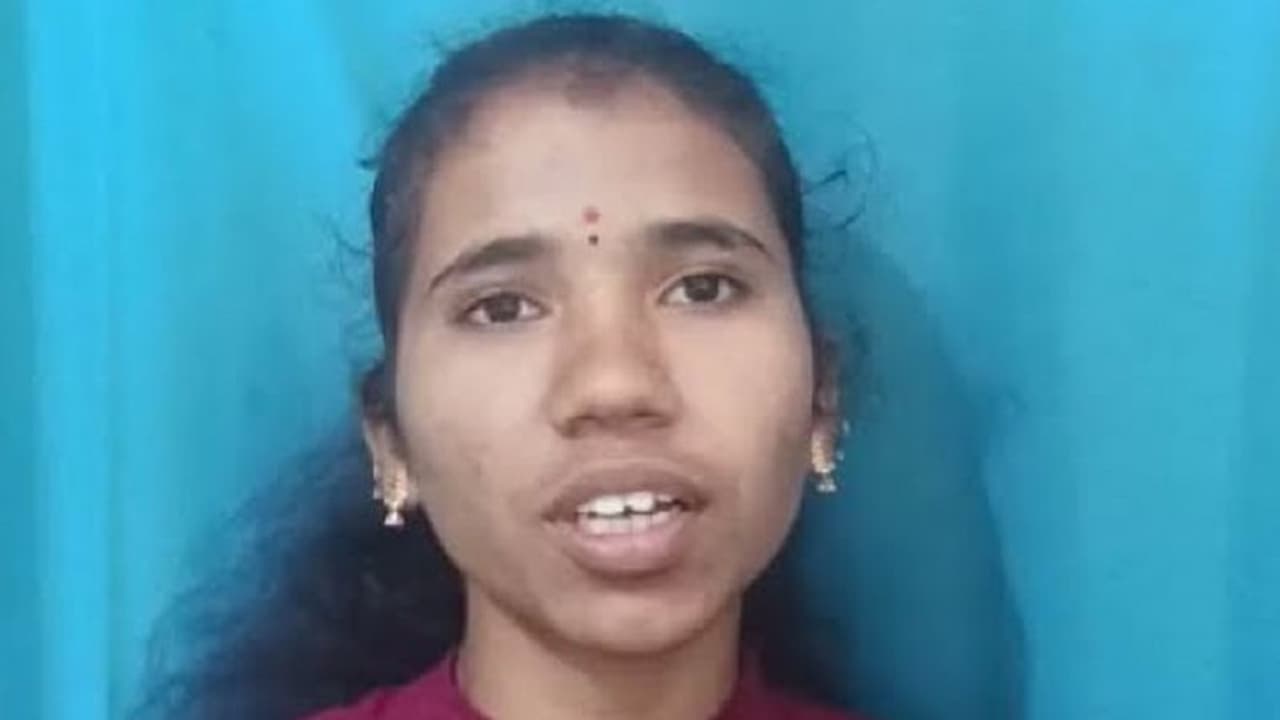 ನಿತ್ಯ 50 ಕಿ.ಮೀ. ಪ್ರಯಾಣಿಸಿ ದ್ವಿತೀಯ ಪಿಯುಸಿಯಲ್ಲಿ ರಾಜ್ಯಕ್ಕೆ ನಂ.2 ಸ್ಥಾನ ಪಡೆದ ಕೃಷಿ ಕಾರ್ಮಿಕನ ಪುತ್ರಿ! ನಿತ್ಯ 50 ಕಿ.ಮೀ. ಪ್ರಯಾಣಿಸಿ ದ್ವಿತೀಯ ಪಿಯುಸಿಯಲ್ಲಿ ರಾಜ್ಯಕ್ಕೆ ನಂ.2 ಸ್ಥಾನ ಪಡೆದ ಕೃಷಿ ಕಾರ್ಮಿಕನ ಪುತ್ರಿ!