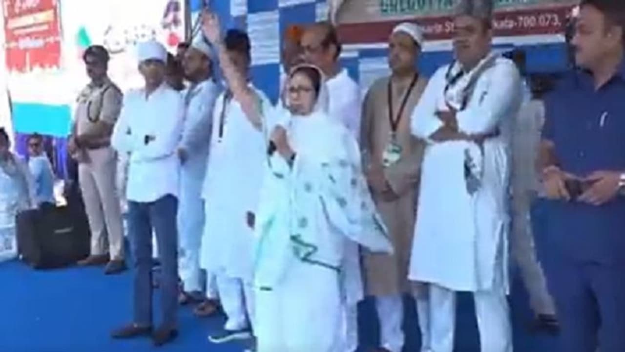 బీజేపీ ఒక గద్దర్ పార్టీ.. ఎన్ఆర్సీ అమలును అనుమతించబోము ఈద్ నమాజ్ లో మమతా బెనర్జీ బీజేపీ ఒక గద్దర్ పార్టీ.. ఎన్ఆర్సీ అమలును అనుమతించబోము ఈద్ నమాజ్ లో మమతా బెనర్జీ