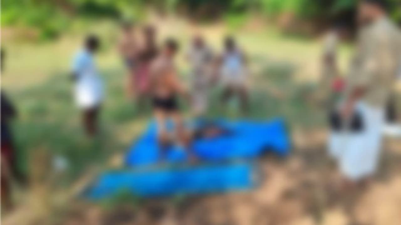 ഭാരതപ്പുഴയിൽ അഴുകിയ നിലയിൽ പുരുഷന്റെ മൃതദേഹം; 50 വയസോളം പ്രായം, ആളെ തിരിച്ചറിഞ്ഞില്ല ഭാരതപ്പുഴയിൽ അഴുകിയ നിലയിൽ പുരുഷന്റെ മൃതദേഹം; 50 വയസോളം പ്രായം, ആളെ തിരിച്ചറിഞ്ഞില്ല
