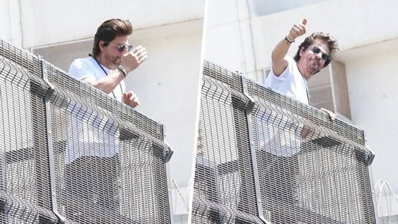 Eid 2023: Shah Rukh Khan greets hundreds of fans outside his residence Mannat, WATCH VIDEO Eid 2023: Shah Rukh Khan greets hundreds of fans outside his residence Mannat, WATCH VIDEO
