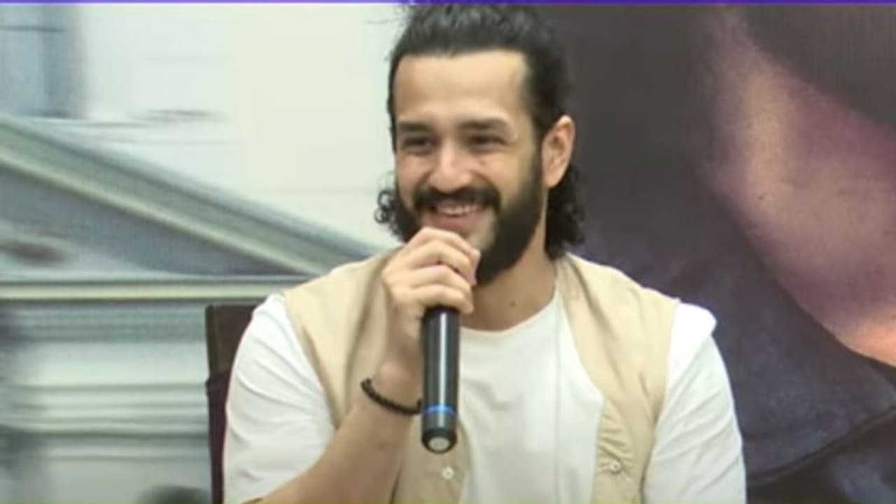 డిజాస్టర్ డైరక్టర్ తో అఖిల్...తొందపడటం లేదు కదా? డిజాస్టర్ డైరక్టర్ తో అఖిల్...తొందపడటం లేదు కదా?