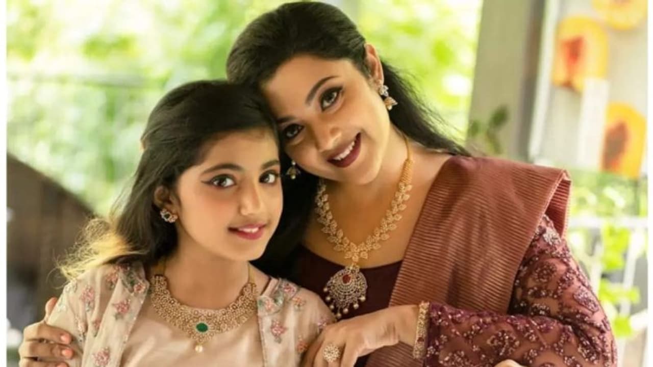 'അമ്മ ഒരു മനുഷ്യസ്ത്രീയാണ്, മോശമായി സംസാരിക്കരുത്, എഴുതരുത്'; മീനയുടെ മകൾ 'അമ്മ ഒരു മനുഷ്യസ്ത്രീയാണ്, മോശമായി സംസാരിക്കരുത്, എഴുതരുത്'; മീനയുടെ മകൾ