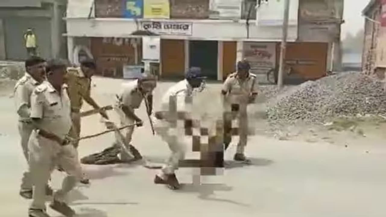 Watch: ಅತ್ಯಾಚಾರಕ್ಕೆ ಒಳಗಾದ ಬಾಲಕಿಯ ಶವವನ್ನು ರಸ್ತೆಯಲ್ಲಿ ಎಳೆದುಕೊಂಡು ಹೋದ ಬಂಗಾಳ ಪೊಲೀಸ್! Watch: ಅತ್ಯಾಚಾರಕ್ಕೆ ಒಳಗಾದ ಬಾಲಕಿಯ ಶವವನ್ನು ರಸ್ತೆಯಲ್ಲಿ ಎಳೆದುಕೊಂಡು ಹೋದ ಬಂಗಾಳ ಪೊಲೀಸ್!