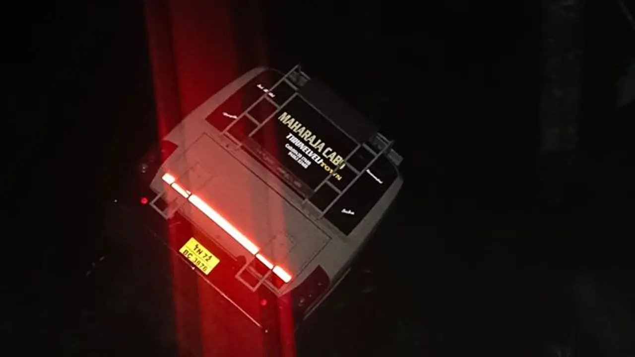 Breaking: மூணாறில் வேன் கவிழ்ந்து விபத்து: 3 பேர் பலி; 50க்கும் மேற்பட்டோர் படுகாயம் Breaking: மூணாறில் வேன் கவிழ்ந்து விபத்து: 3 பேர் பலி; 50க்கும் மேற்பட்டோர் படுகாயம்