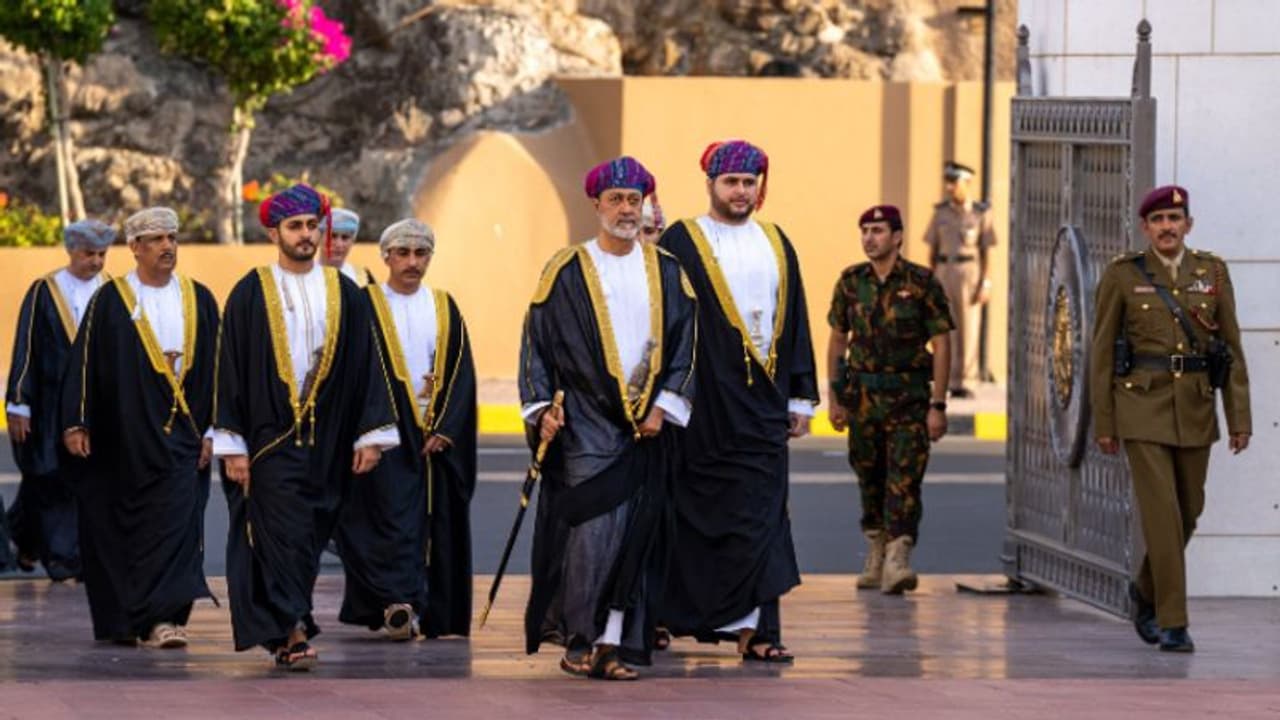 പെരുന്നാള് പൊലിമയില് ഒമാന്; സുല്ത്താന് നമസ്കരിക്കാനെത്തിയത് അൽഖോർ മസ്ജിദിൽ പെരുന്നാള് പൊലിമയില് ഒമാന്; സുല്ത്താന് നമസ്കരിക്കാനെത്തിയത് അൽഖോർ മസ്ജിദിൽ