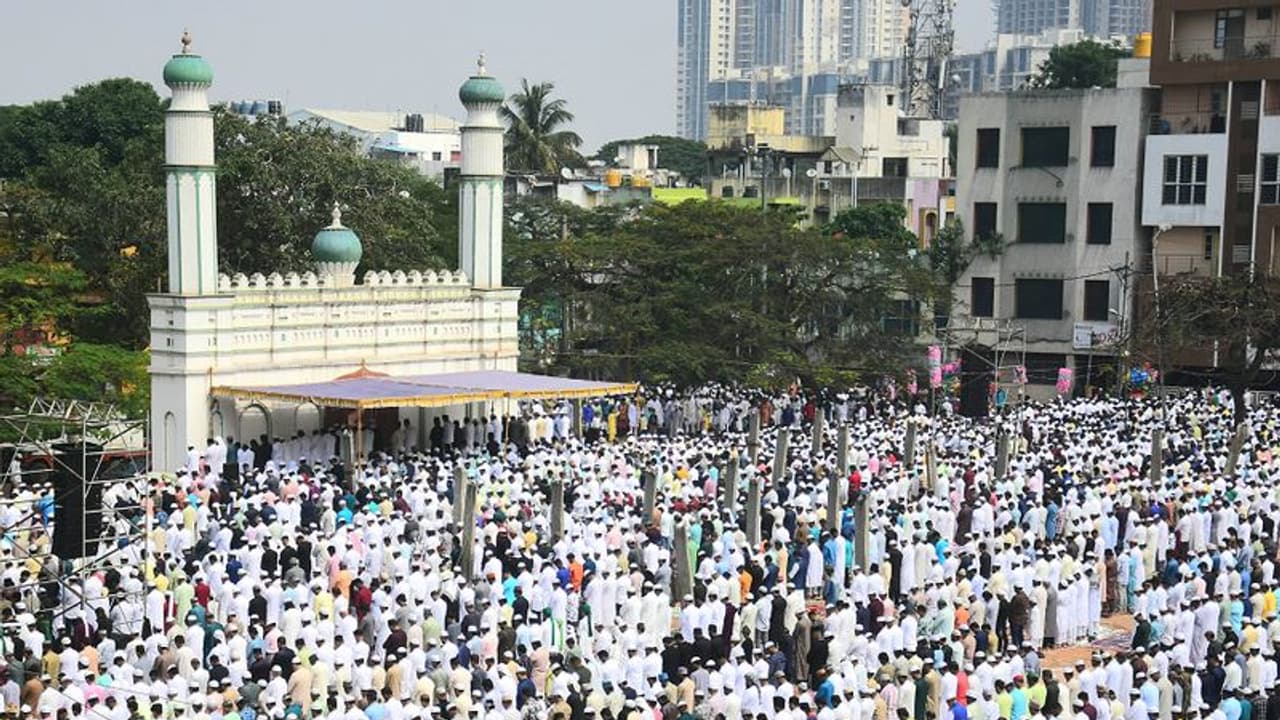 ಬೆಂಗಳೂರಿನಲ್ಲಿ ಶ್ರದ್ಧಾ ಭಕ್ತಿಯ ರಂಜಾನ್‌ ಆಚರಣೆ: ಈದ್ಗಾ ಮೈದಾನ, ಮಸೀದಿಗಳಲ್ಲಿ ಸಾಮೂಹಿಕ ಪ್ರಾರ್ಥನೆ